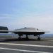 Беспилотник X-47B учится взаимодействовать с пилотируемыми самолетами на палубе авианосца
