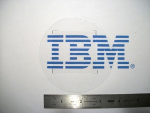 CDV-графен на кварцевой подложке поверх логотипа IBM. 