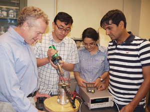 Авторы разработки демонстрируют свою установку (слева направо): Ричард Джеймс, Иньтао Сун, Канвал Бхатти, Виджай Шривастава. 