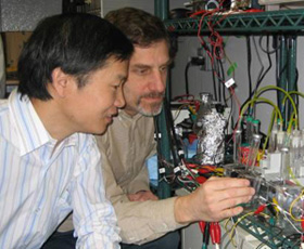Руководитель проекта — Брюс Логан (справа) — возглавляет также исследовательский центр водородной энергетики в Пенсильвании. 