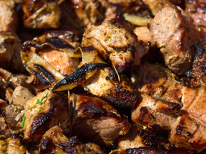 Тысячелетиями человек ест оксид графена, потребляя его вместе с жареным мясом. (Рисунок: © iStock)