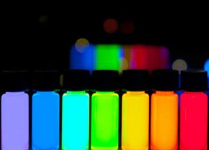 Размер квантовых точек влияет на цвет испускаемого ими света. Фотография: Wikimedia Commons
