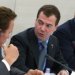 Медведев и Вексельберг призывают инвесторов из США  вкладывать средства в проекты Сколково
