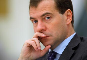 Medvedev_zadumalsya.jpg