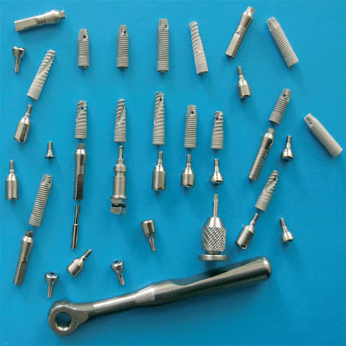 Комплект дентальных винтовых внутрикостных имплантатов из наноструктурированного/ультрамелкозернистого титана с инструментами и принадлежностями