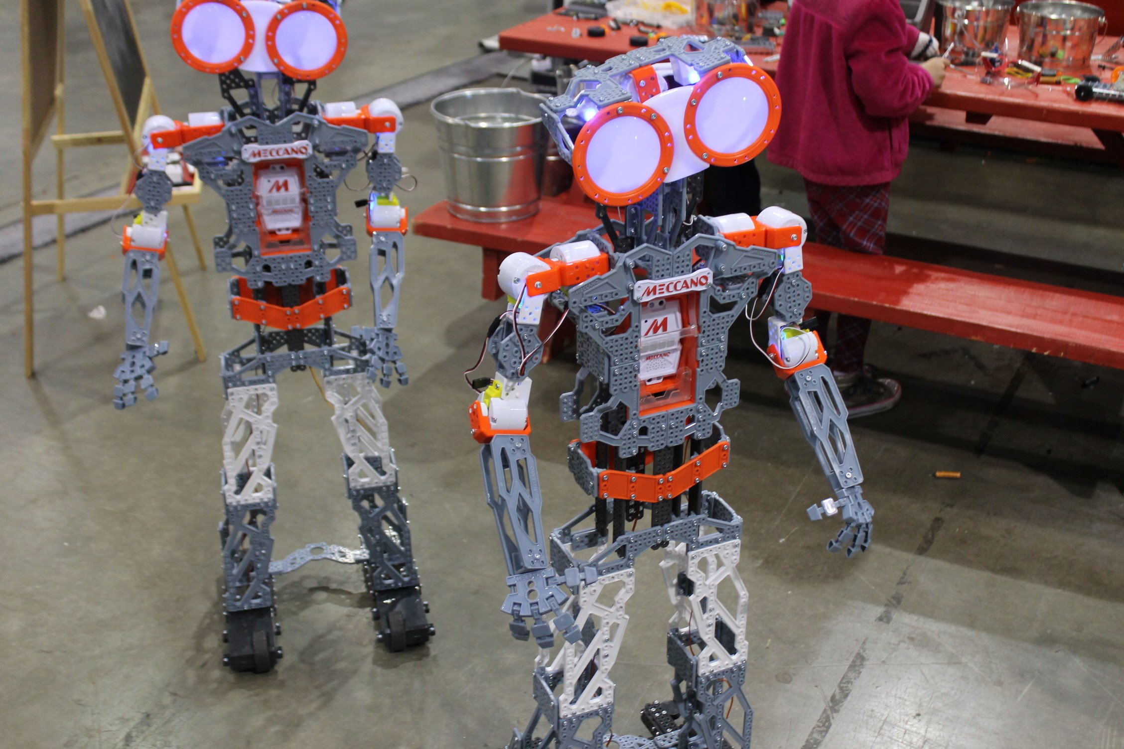 Робот обсуждай. Мир робототехники. Робототехника в мире. Робот Биг. Профессии в мире робототехники.