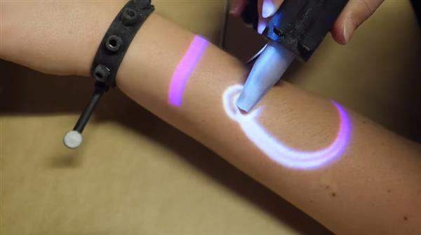 exoskin-lets-you-3dprint-jewelry-directly-onto-your-skin-2.jpg