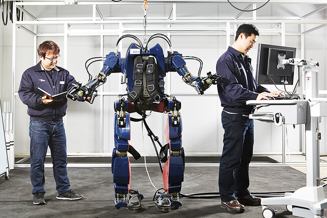 Профессии в области робототехники технология 9 класс. Hyundai Exoskeleton. Разработка роботов. Проектировщик роботов. Робототехник профессия.