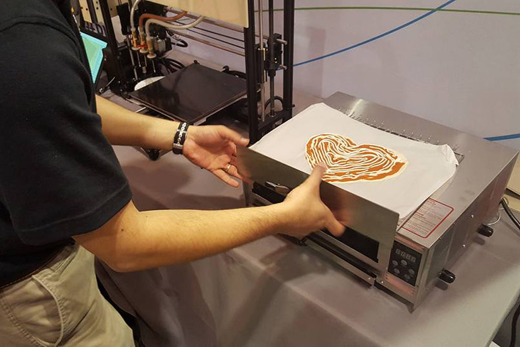 За 4 часа 3d принтер напечатал 68. Пицца на 3д принтере. Пищевой 3д принтер для пиццы. 3д принтеры для пиццерии. Пицца из 3d принтера.