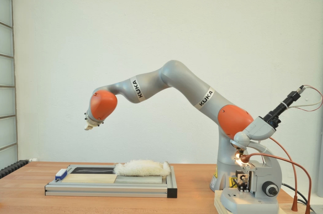 Как пользоваться роботом для окон видео. Фотолаборатории с роботами. Робот телевизор. Нанотехнологии в археологии. Робот Кука с мечом.